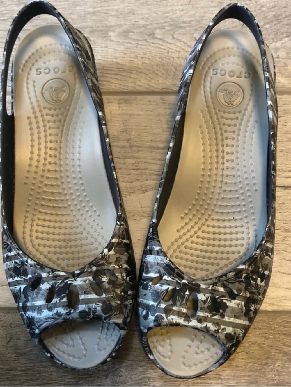 CROCS Women’s Blue CROCS flower pattern small heeled Sandals